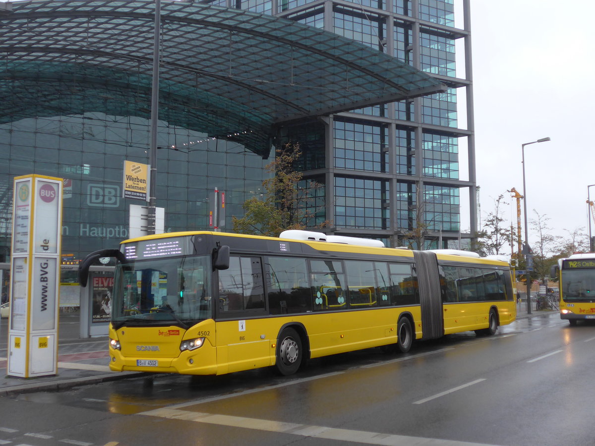 (183'507) - BVG Berlin - Nr. 4502/B-V 4502 - Scania am 12. August 2017 beim Hauptbahnhof Berlin