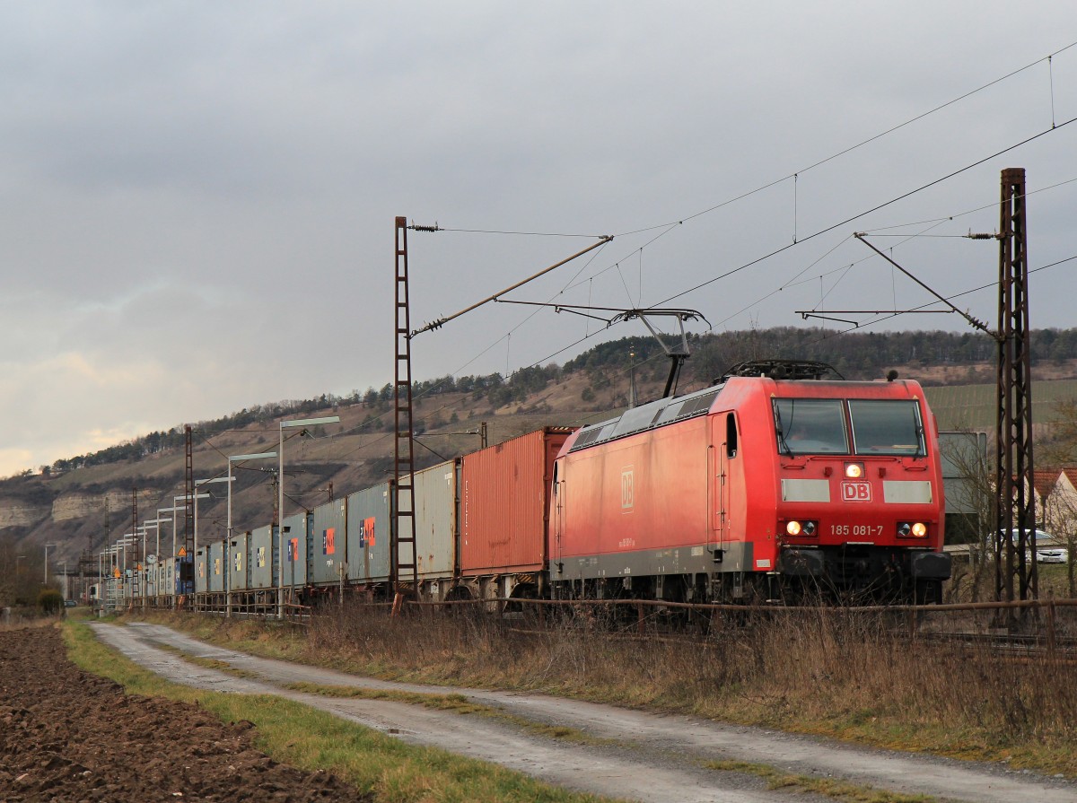 185 081-7 mit einem Containerzug am 21. Februar 2014 bei Th�ngersheim.