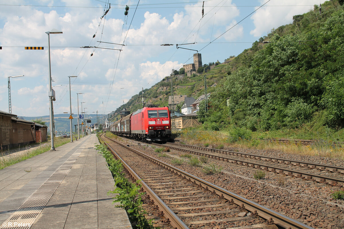 185 184-9 durchfährt Kaub mit einem gemischten Güterzug in Richtung Wiesbaden. 20.07.24