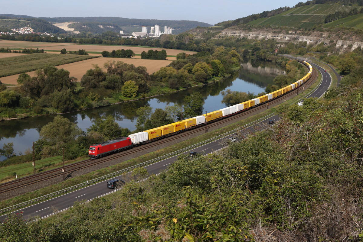 185 187 mit dem  DHL-Zug  aus Gem�nden kommend am 17. September 2023 bei Himmelstadt.