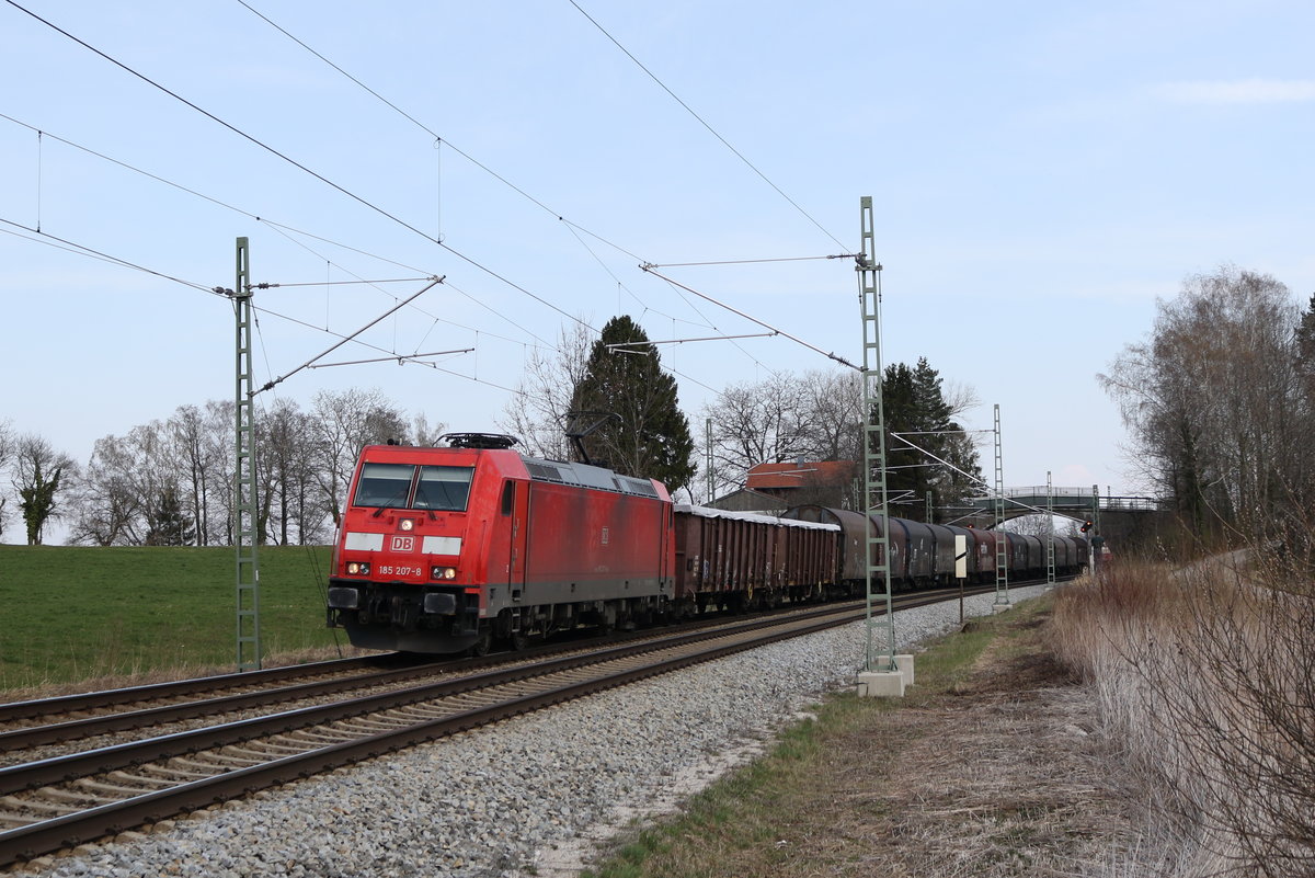 185 207 mit einem gemischten G�terzug am 20. M�rz 2020 bei �bersee am Chiemsee.