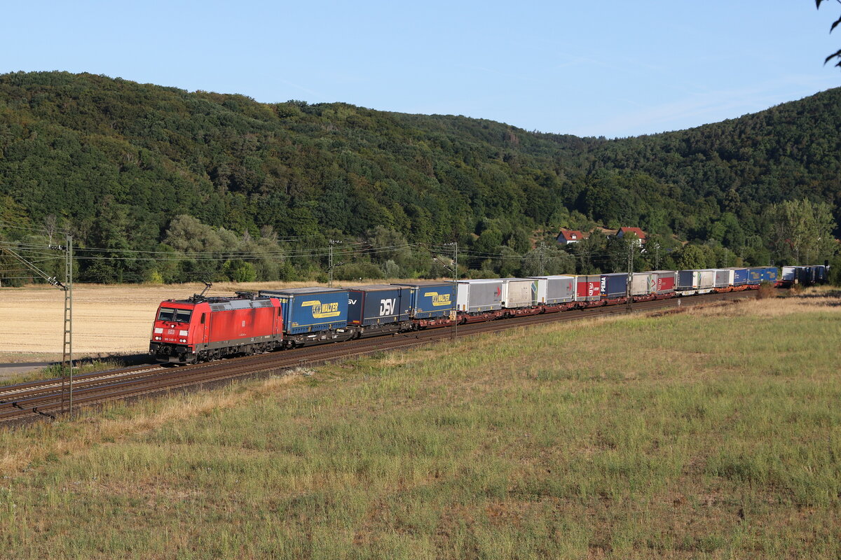 185 249 mit einem  KLV  aus Gem�nden kommend am 7. August 2022 bei Harrbach am Main.