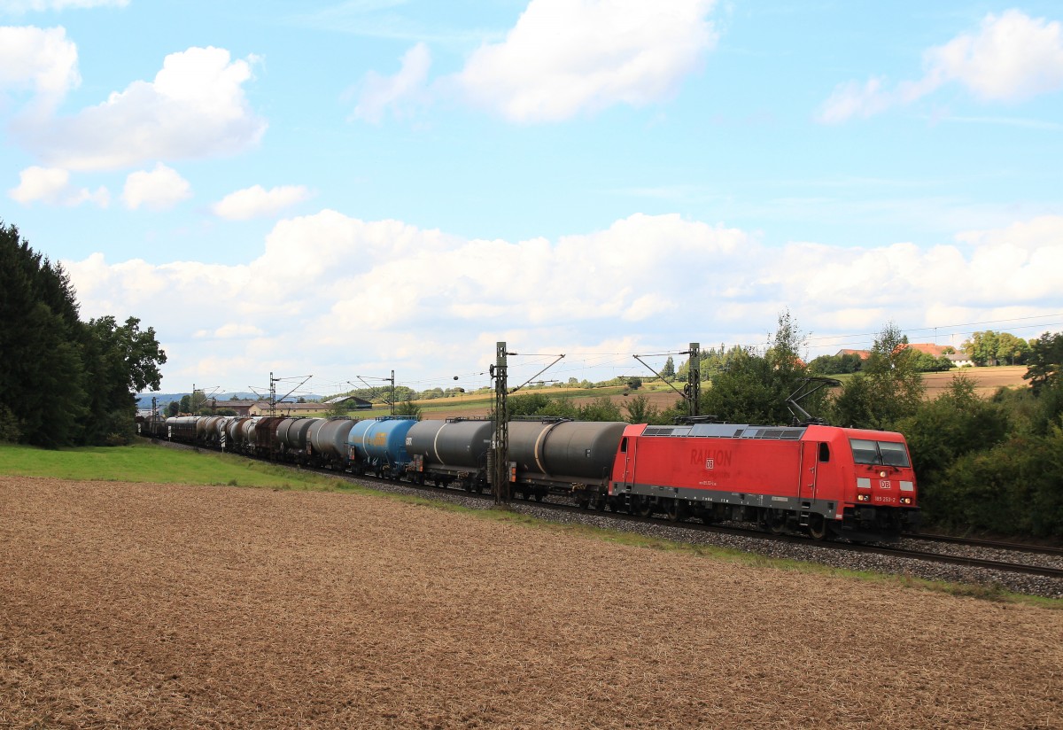 185 253-2 mit einem Kesselzug am 30. August 2014 bei Sinngr�n.
