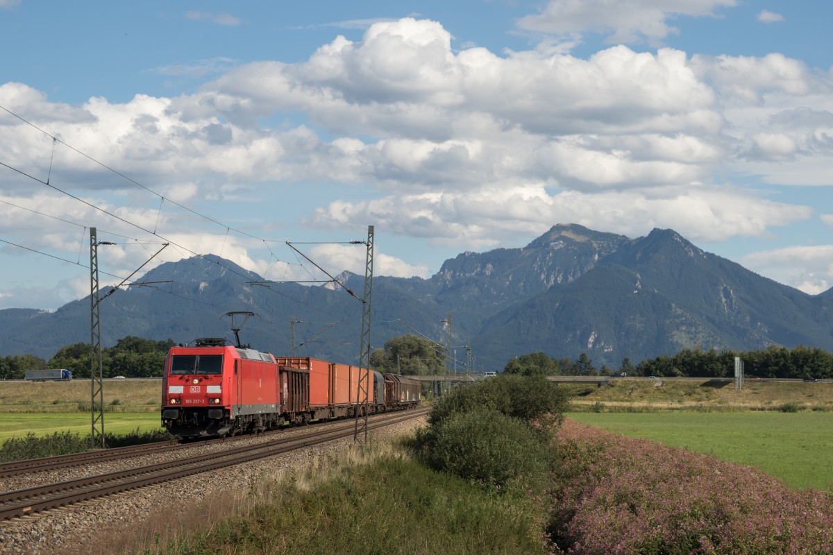 185 257-3 mit einem gemischten G�terzug am 24. August 2015 bei Bernau am Chiemsee.