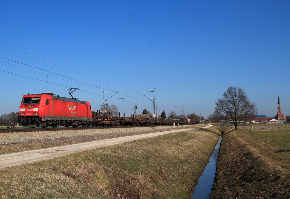185 264-9 mit einem gemischten G�terzug bei sch�nstem Wetter am 28. Februar 2014 bei �bersee am Chiemsee.