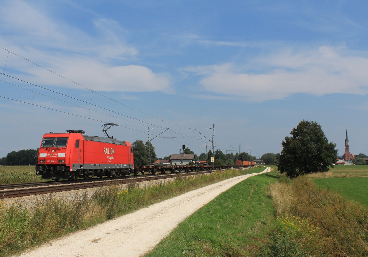 185 266-4 mit einem Containerzug am 24. August 2013 bei �bersee am Chiemsee.