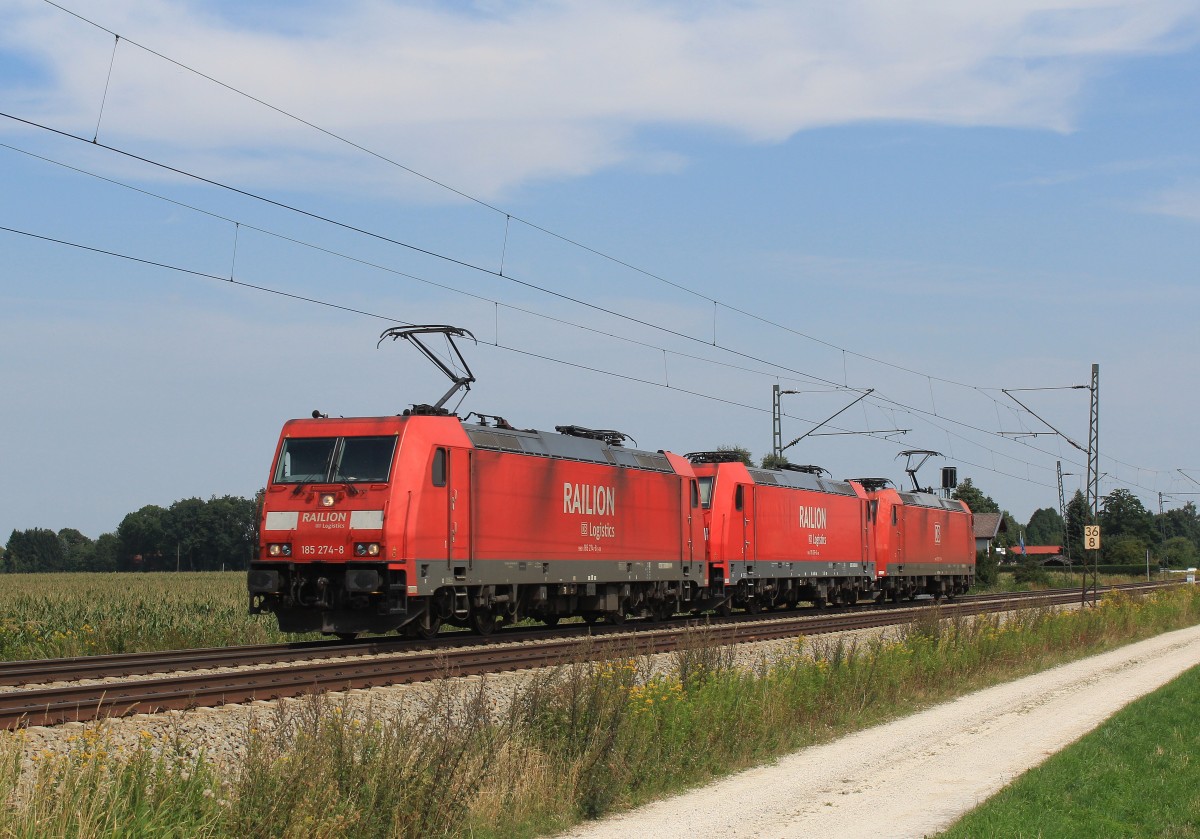185 274-9 war am 24. August 2013 mit zwei weiteren Loks der Baureihe 185 bei �bersee in Richtung Rosenheim unterwegs.
