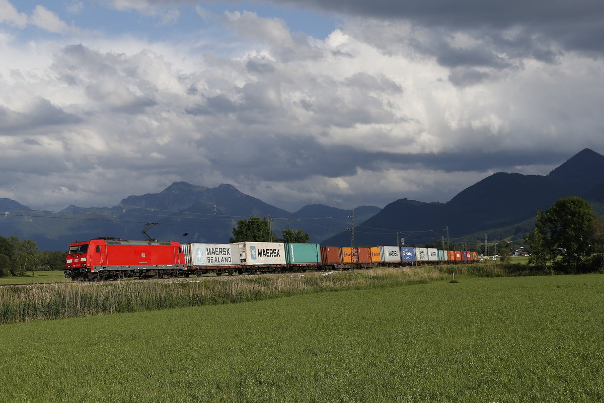 185 277-1 mit einem Containerzug aus Freilassing kommend am 7. Juni 2017 bei Bernau am Chiemsee.