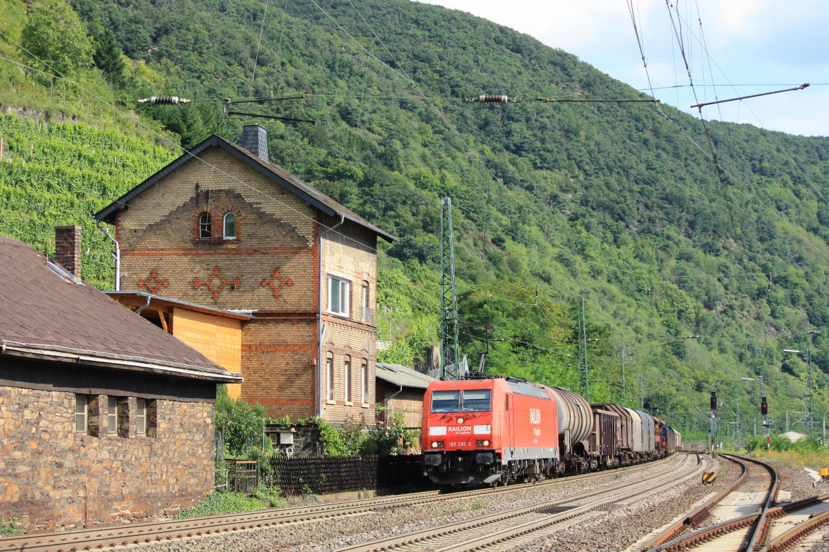185 280-5 war mit einem gemischten G�terzug auf der Rheinstrecke bei Kaub unterwegs.