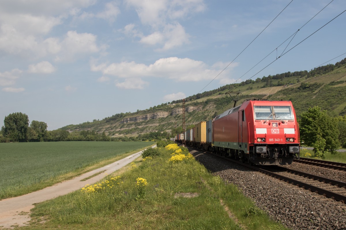 185 343-1 war mit einem Containerzug in Richtung W�rzburg unterwegs. Aufgenommen am 14. Mai 2015 bei Th�ngersheim.