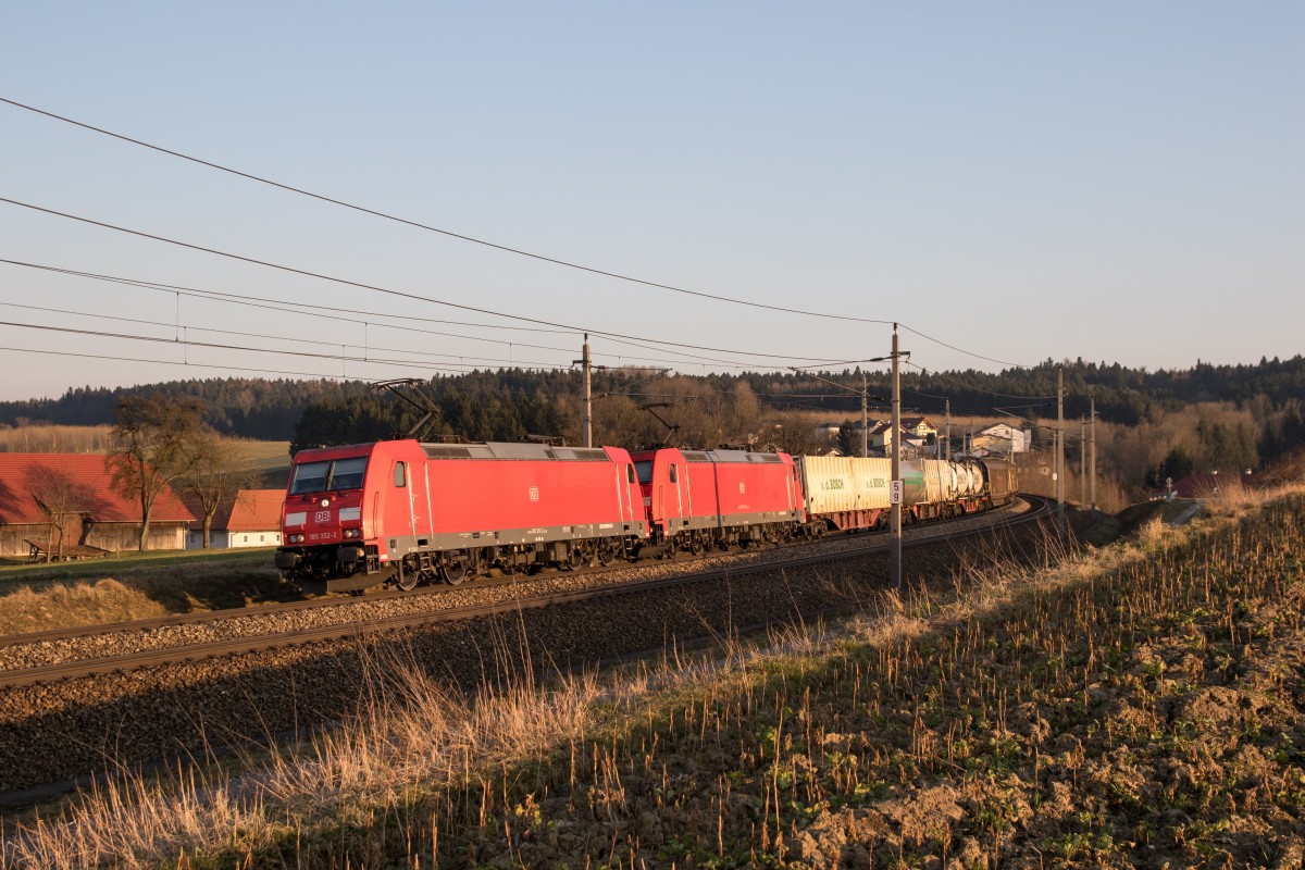 185 352-2 und 185 243 mit einem gemischten G�terzug am 18. M�rz 2015 bei Haiding.