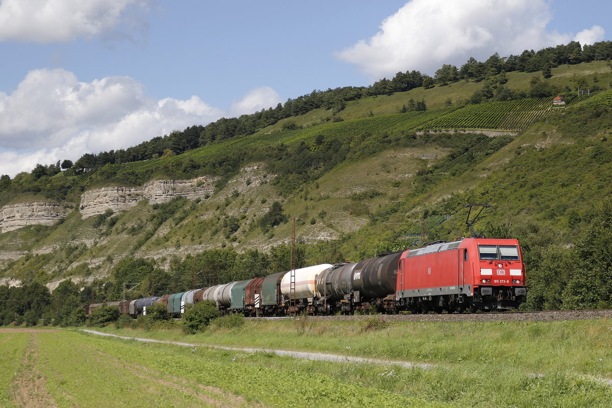 185 373-8 mit einem gemischten G�terzug am 19. August 2017 bei Th�ngersheim.