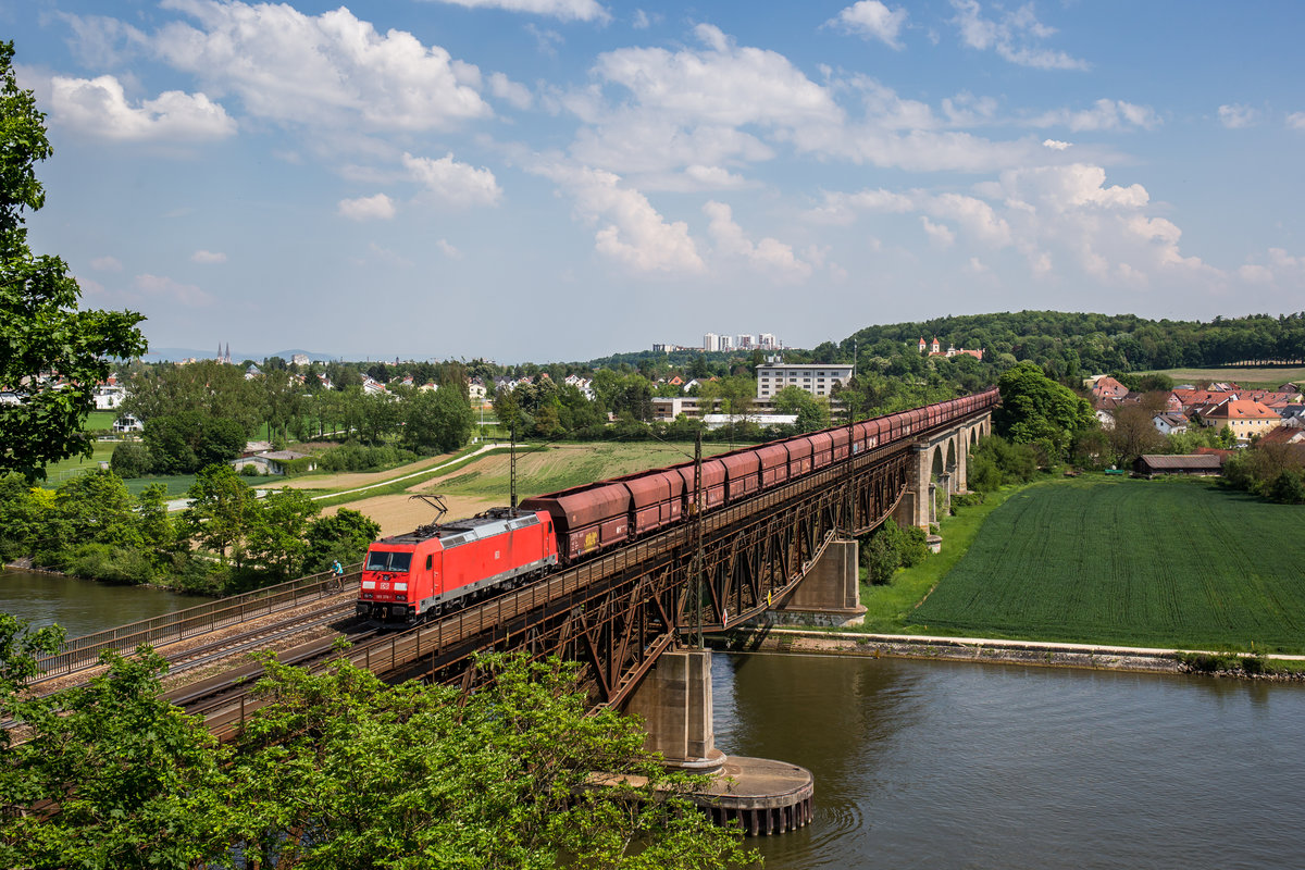 185 376 mit einem Stahlzug am 19. Mai 2017 auf der  Mariaorter Br�cke  bei Regensburg.