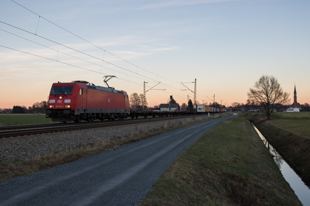 185 381-3 am 10. Dezember 2015 aus Salzburg kommend bei �bersee am Chiemsee.