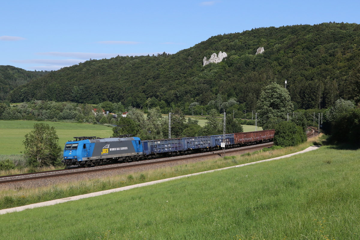 185 526 von  Widmer Rail Service  mit einem Ganzzug offener G�terwagen am 30. Juni 2020 bei Dollnstein im Altm�hltal.