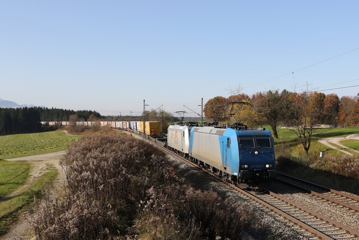 185 528 und 185 531 mit einem  KLV  aus M�nchen kommend am 9. November 2020 bei Grabenst�tt im Chiemgau.