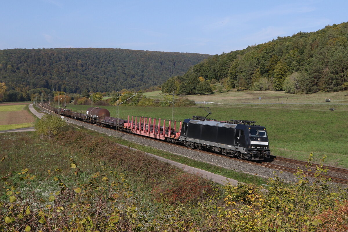 185 567 von  MRCE  mit einem gemischten G�terzug aus Gem�nden kommend am 12. Oktober 20222 bei Harrbach.
