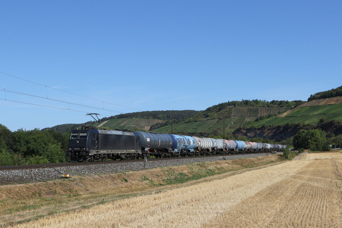 185 574 war mit einem Kesselwagenzug am 7. August 2022 bei Himmelstadt am Main in Richtung W�rzburg unterwegs.
