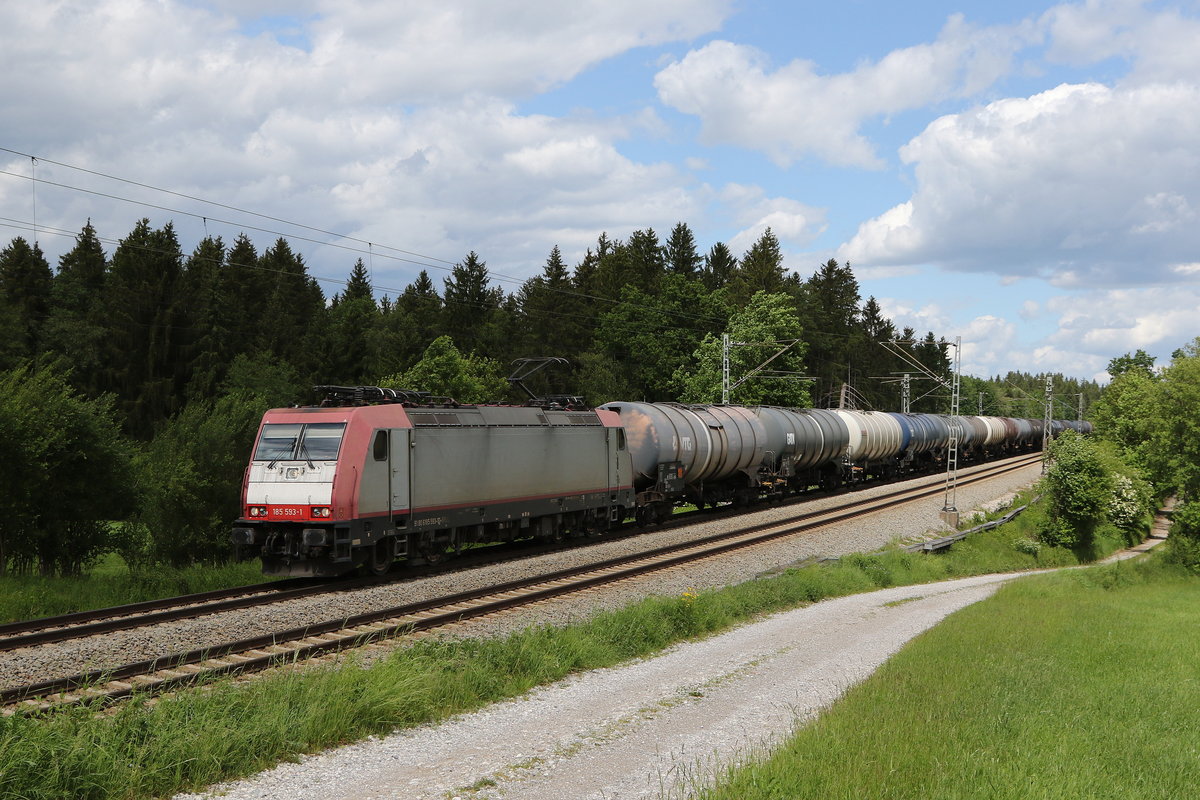 185 593 von  LTE  mit einem Kesselwagenzug am 24. Mai 2020 bei Grabenst�tt im Chiemgau.