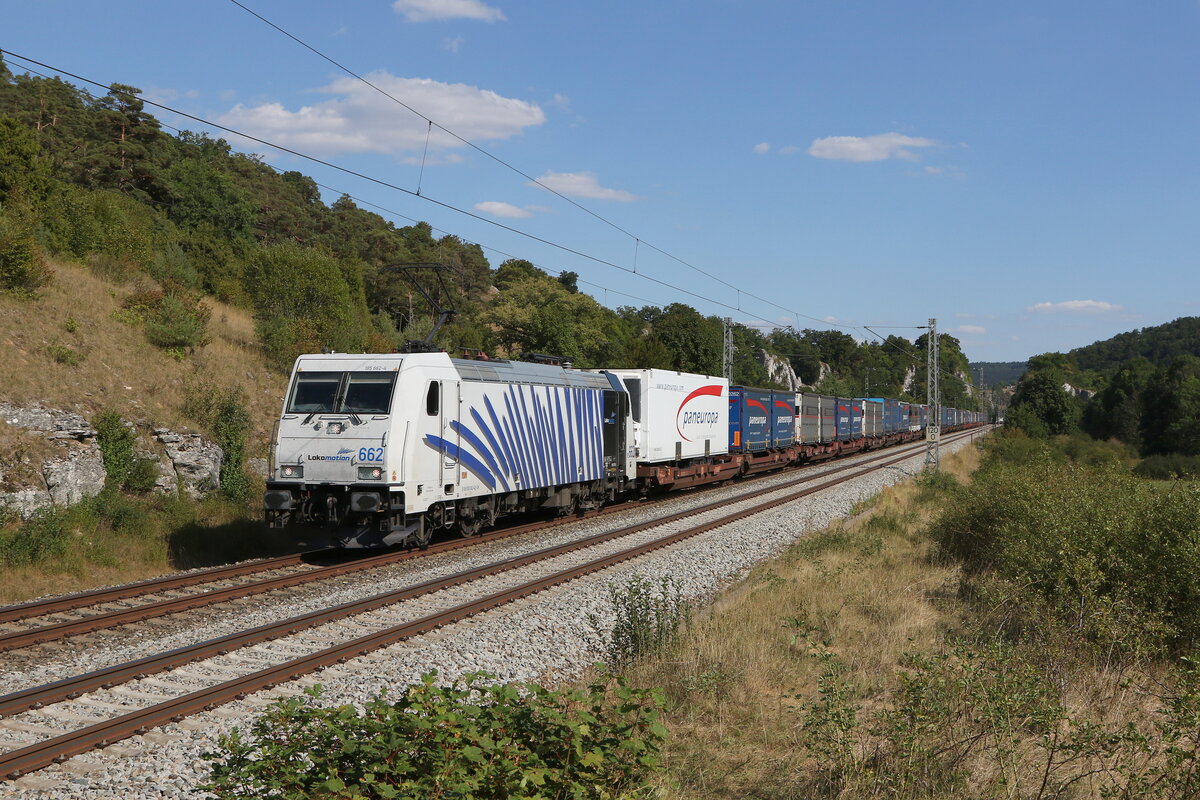 185 662 von  LOKOMOTION  mit einem  KLV  am 8. August 2022 bei Hagenacker.