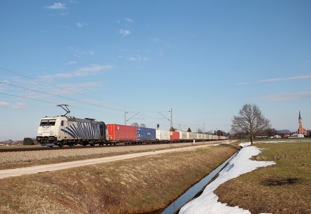 185 662 mit einem Containerzug am 27. Februar 2015 bei �bersee.