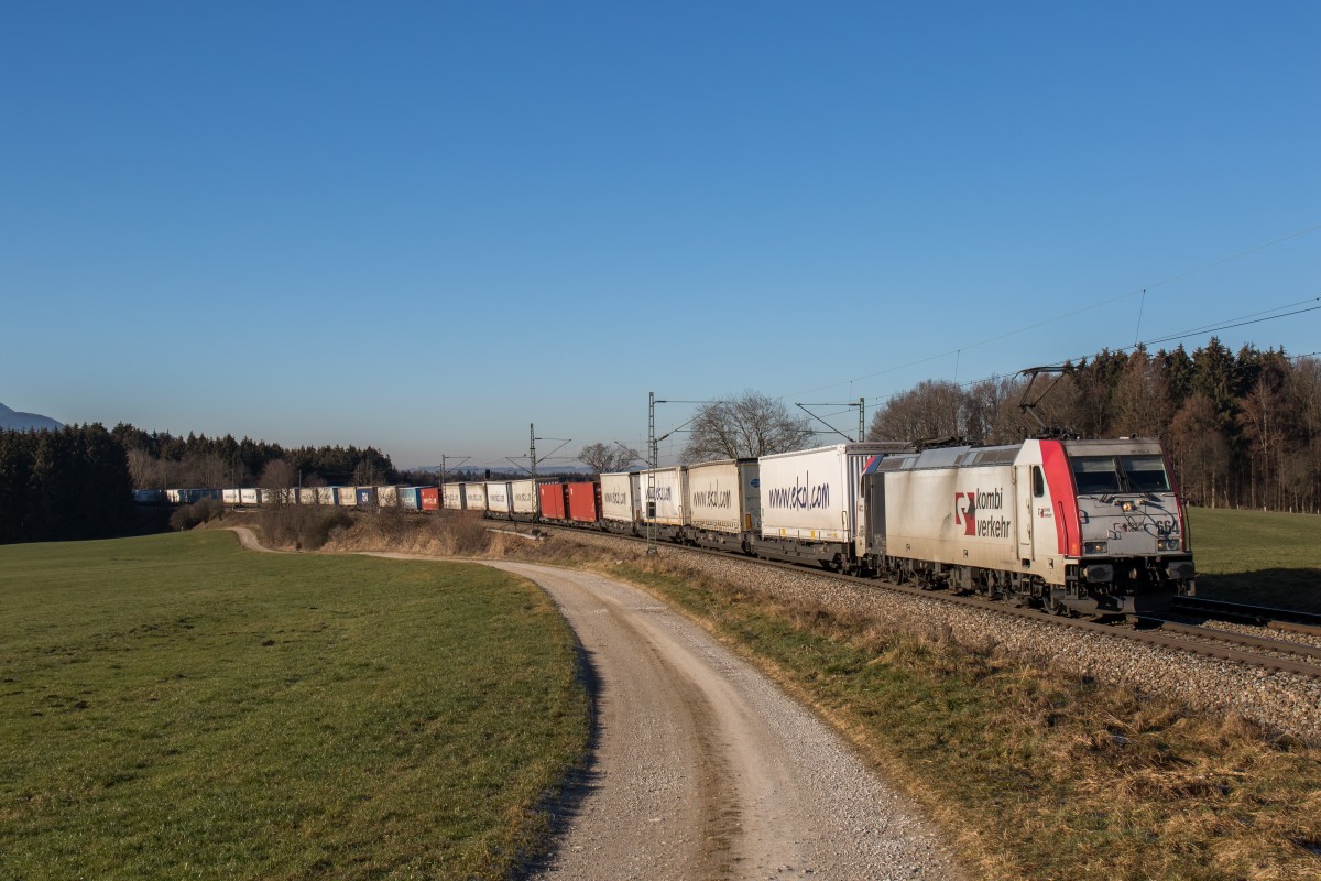 185 664 war mit dem  Ekol-Zug  in Richtung Salzburg unterwegs. Aufgenommen am 29. Dezember 2015 bei Grabenst�tt.