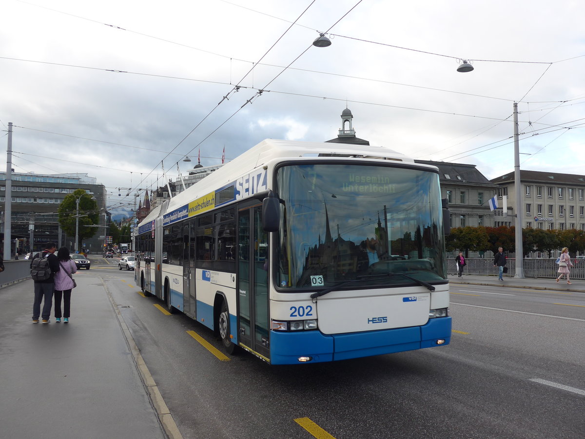 (185'124) - VBL Luzern - Nr. 202 - Hess/Hess Gelenktrolleybus am 18. September 2017 in Luzern, Bahnhofbrcke
