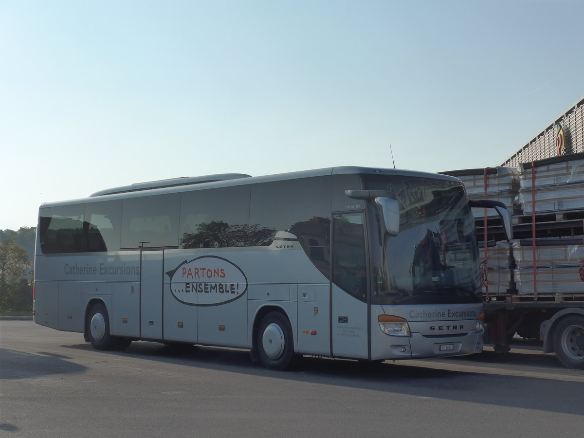 (185'196) - Catherine Excursions, Vicques - JU 66'331 - Setra am 25. September 2017 in Bursins, Raststtte La Cte