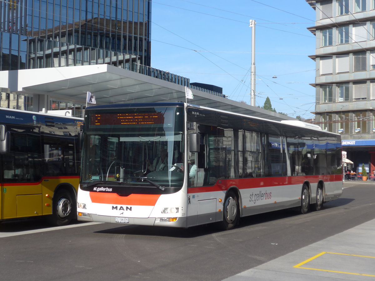 (185'950) - St. Gallerbus, St. Gallen - Nr. 225/SG 198'225 - MAN am 19. Oktober 2017 beim Bahnhof St. Gallen