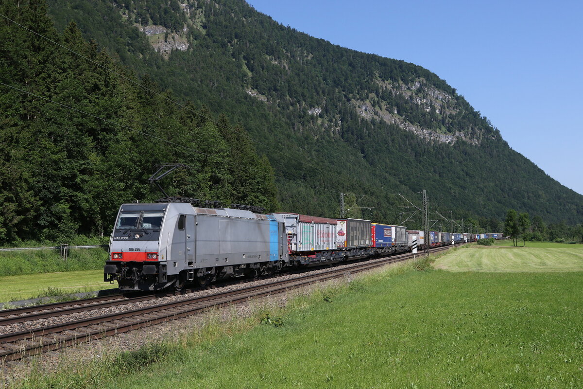 186 286 von  RAILPOOL  mit einem  KLV  aus M�nchen kommend am 14. Juni 2023 bei Niederaudorf.