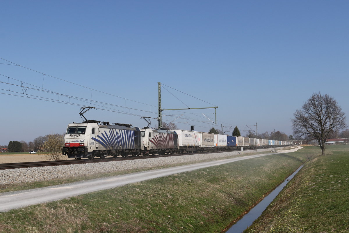 186 441 & 185 666 mit dem  Ekol  aus Salzburg kommend am 19. M�rz 2020 bei �bersee am Chiemsee.