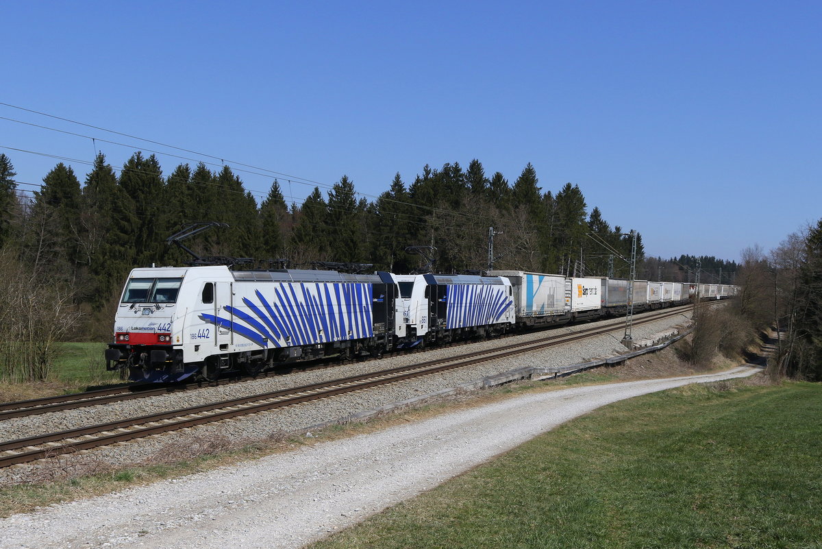 186 442 und 185 661 mit dem  Ekol  aus Salzburg kommend am 2. April 2020 bei Grabenst�tt.