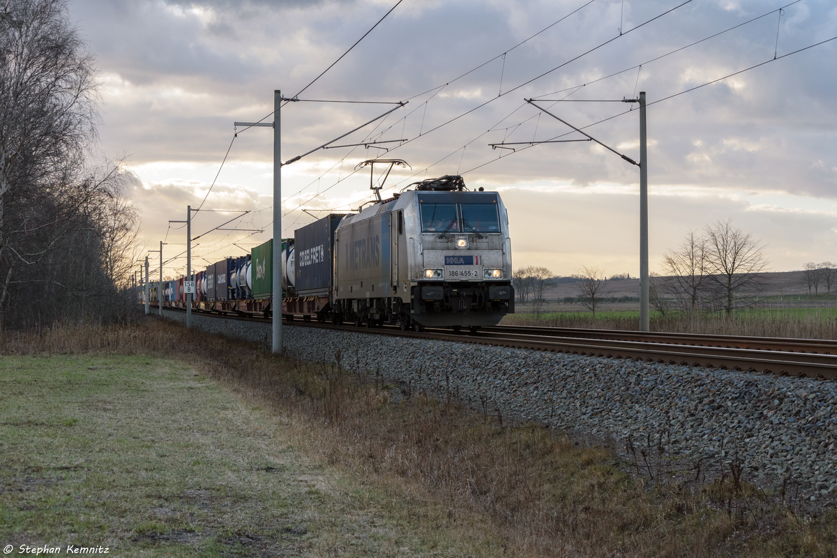186 455-2 Railpool GmbH f�r METRANS Rail s.r.o. mit einem Containerzug in Nennhausen und fuhr weiter in Richtung Wustermark. 10.03.2017