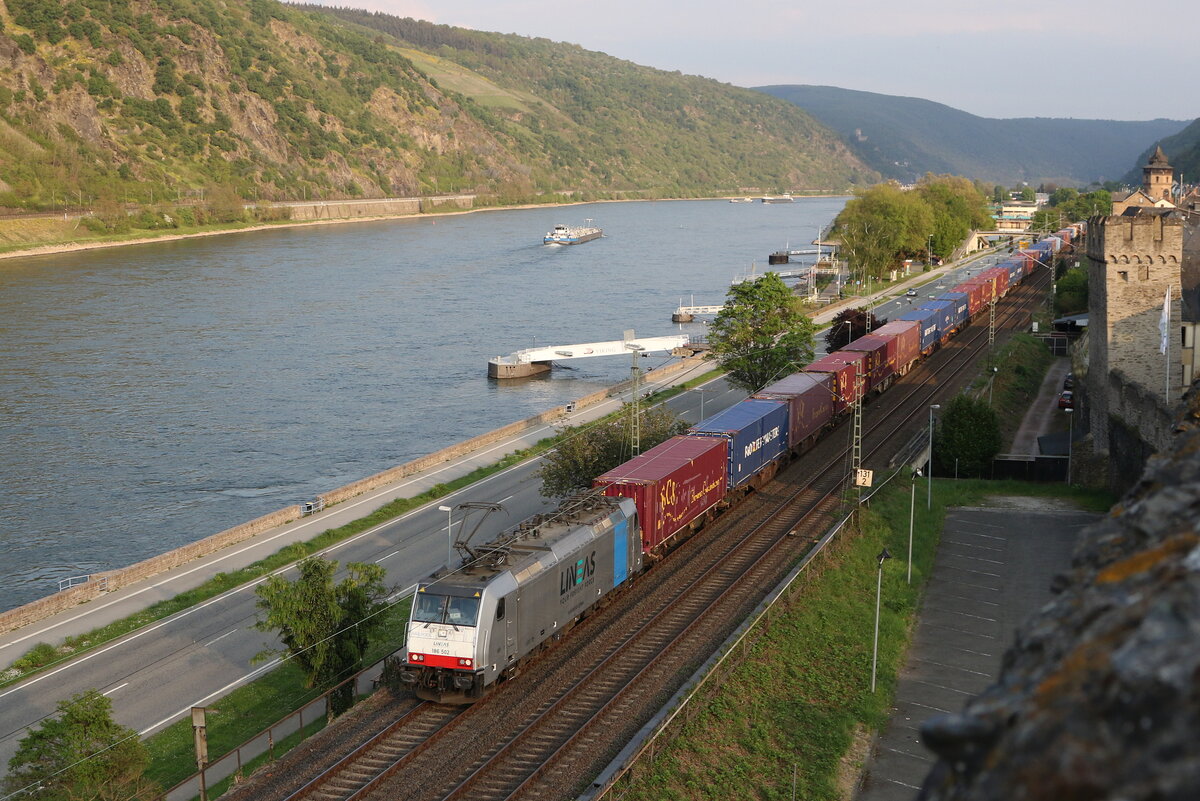 186 502 mit einem Containerzug aus Bingen kommend am 3. Mai 2022 in Oberwesel.
