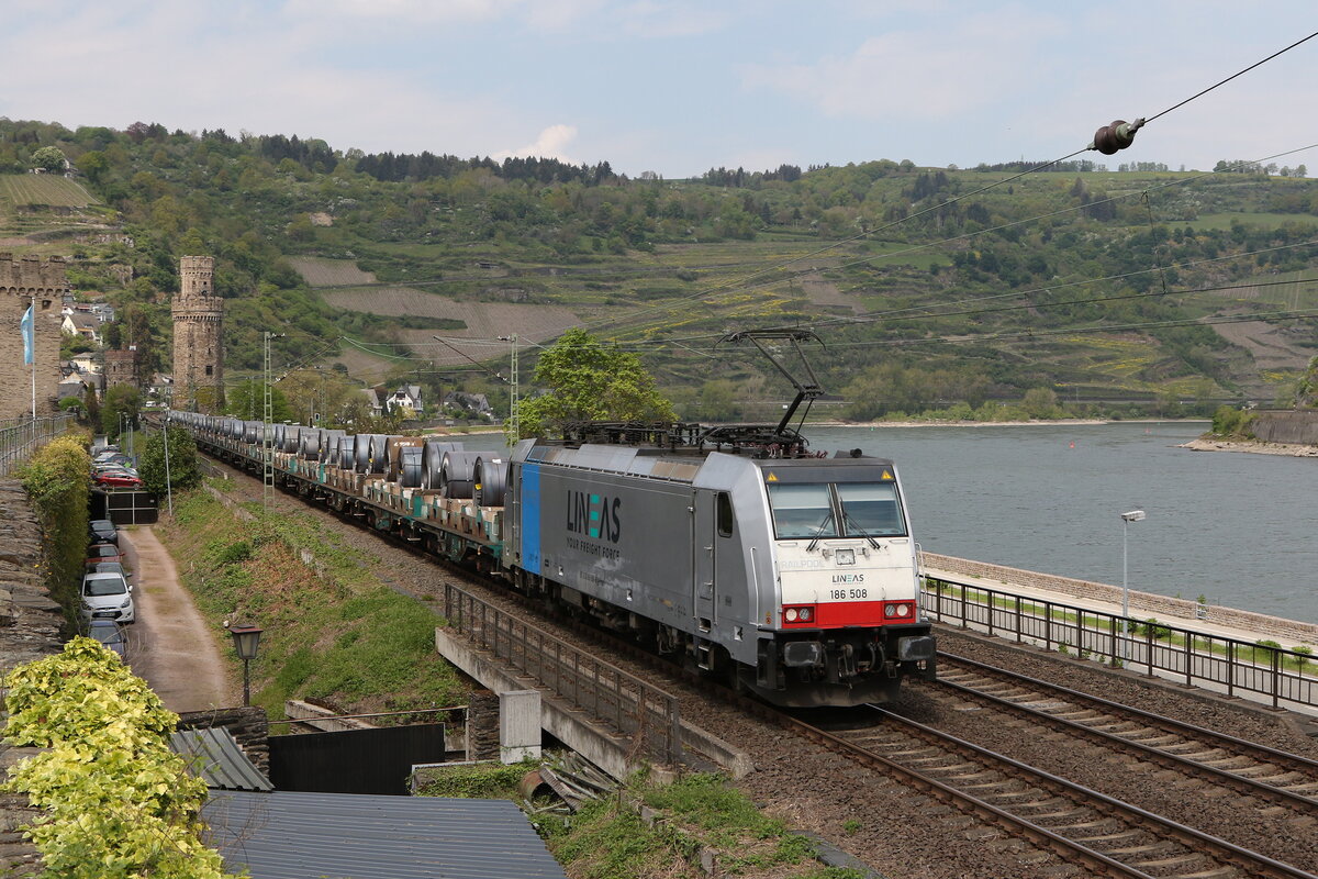 186 508 von  LINEAS  mit einem Stahlzug am 2. Mai 2022 in Oberwesel am Rhein.