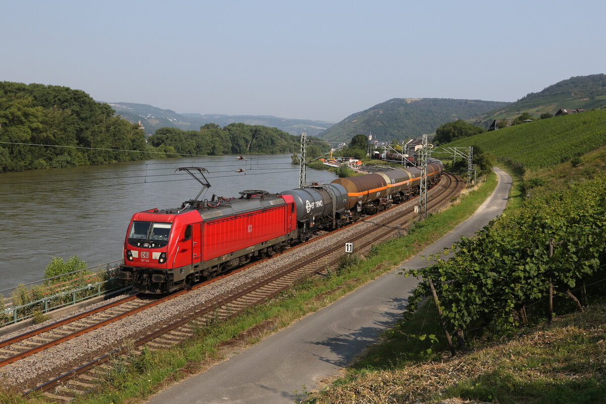 187 134 mit einem  Mischer  am 23. Juli 2021 im  B�chergund  bei Lorch am Rhein.