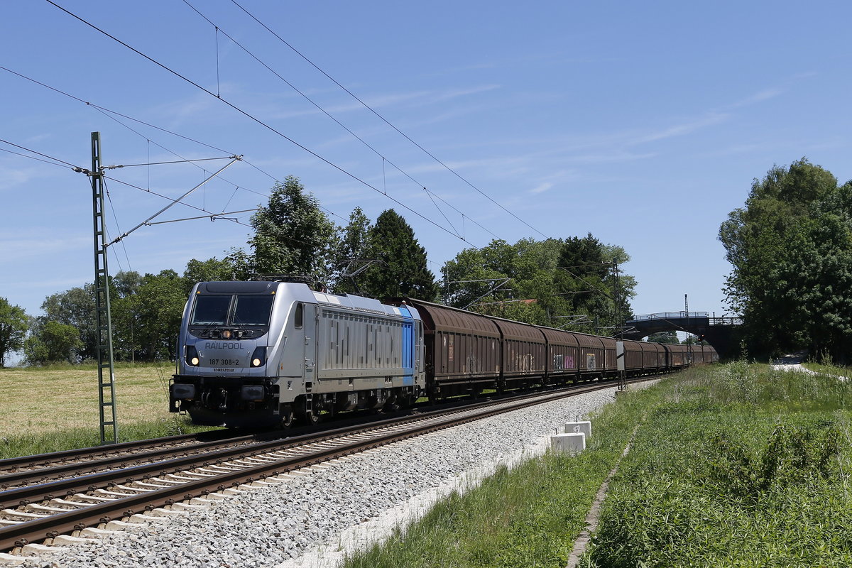 187 308-2 aus Freilassing kommend am 11. Juni 2017 bei �bersee am Chiemsee.