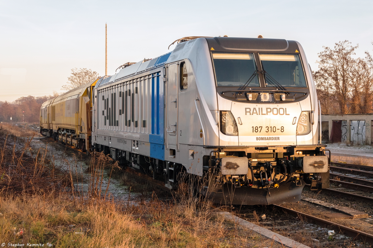 187 310-8 Railpool GmbH f�r wahrscheinlich evb logistik, stand mit einem Schienenschleifzug in Rathenow abgestellt. 04.12.2016