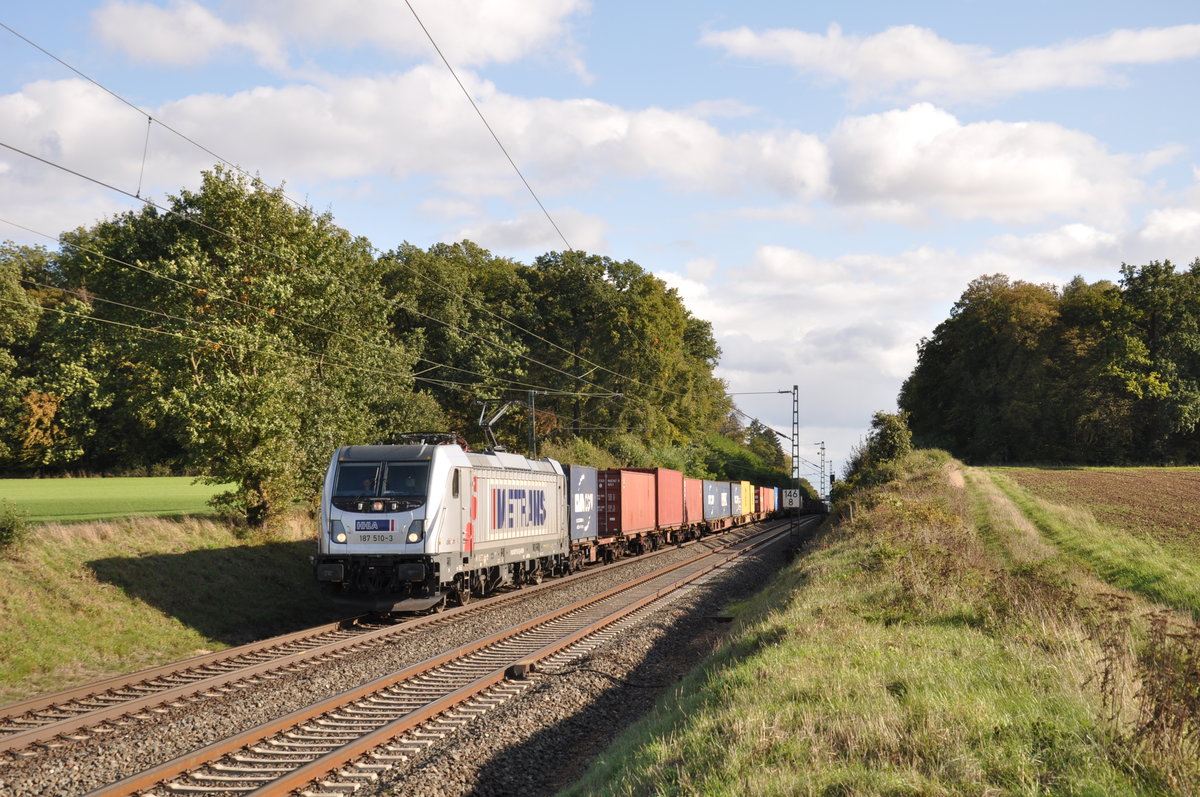 187 510-3 von Metrans fuhr am 10.10.2019 mit ihrem Container-Zug durch Kirch Göns in Richtung Gießen. 