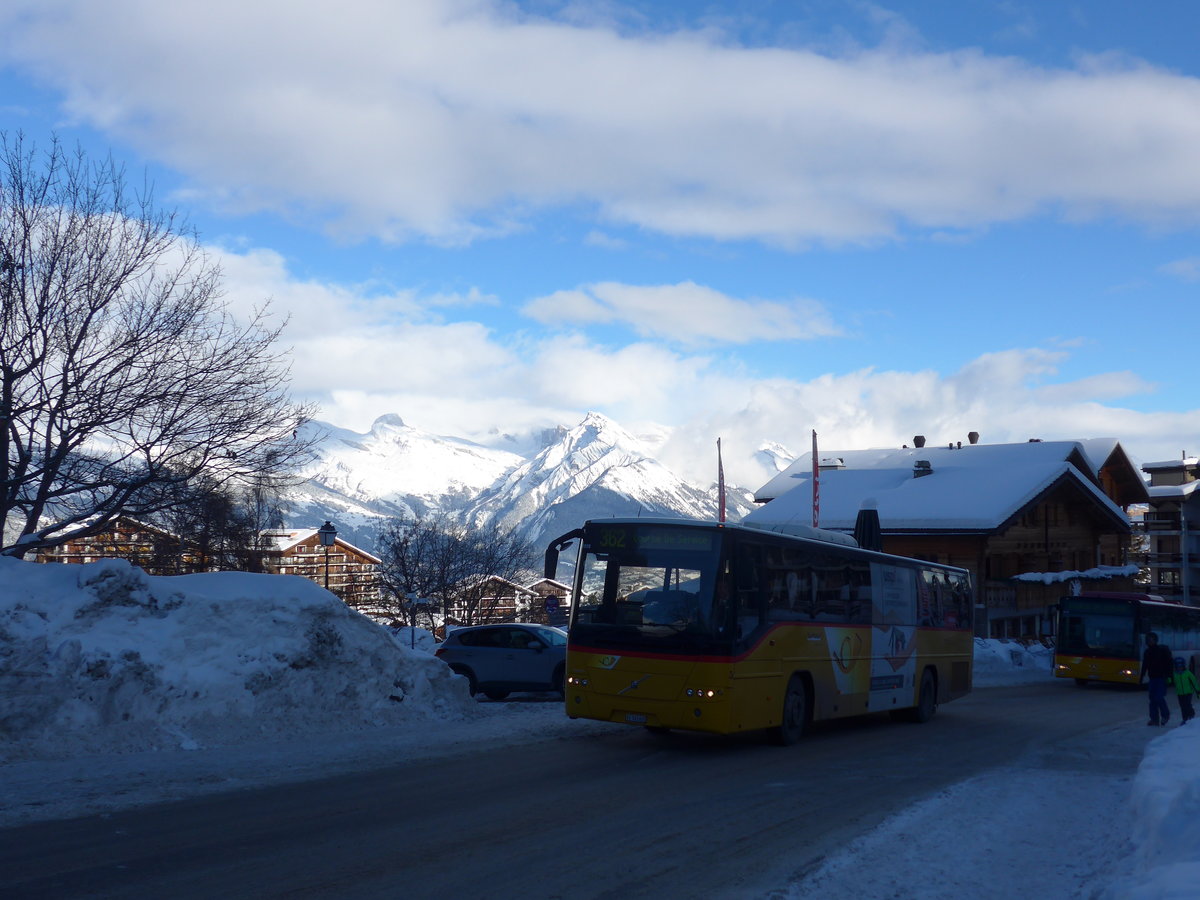 (187'000) - Lathion, Sion - Nr. 3/VS 145'605 - Volvo am 17. Dezember 2017 in Haute-Nendaz, Tlcabine