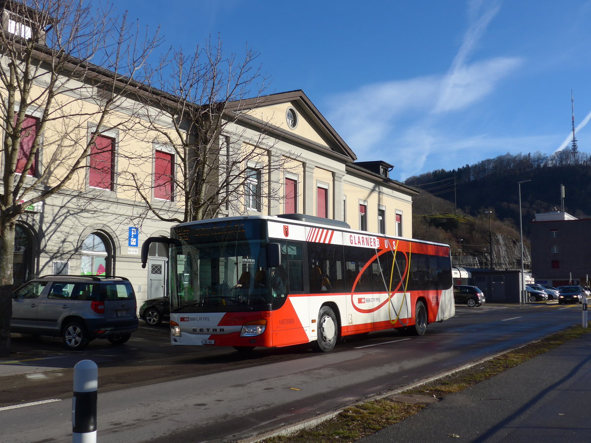 (187'523) - Niederer, Filzbach - Nr. 25/GL 44 - Setra am 31. Dezember 2017 beim Bahnhof Ziegelbrcke