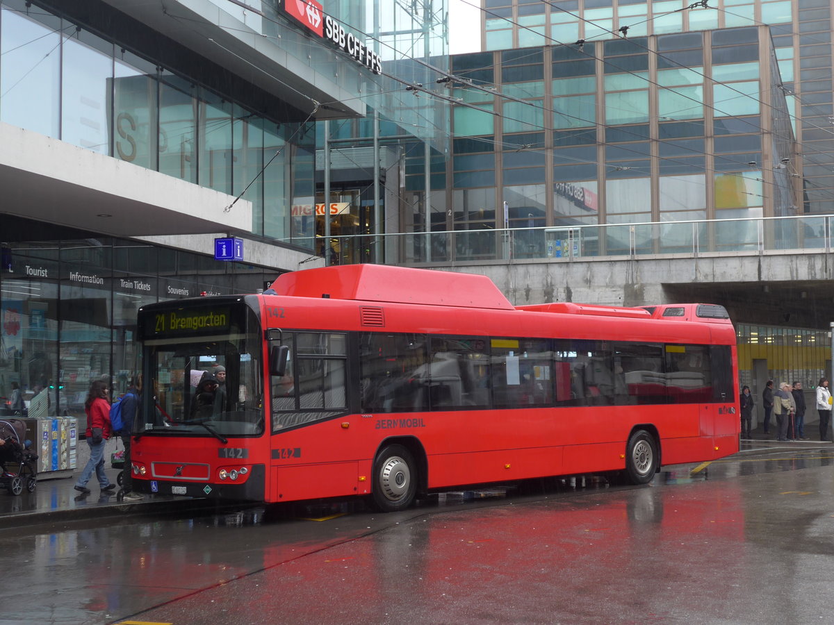 (188'629) - Bernmobil, Bern - Nr. 142/BE 661'142 - Volvo am 15. Februar 2018 beim Bahnhof Bern