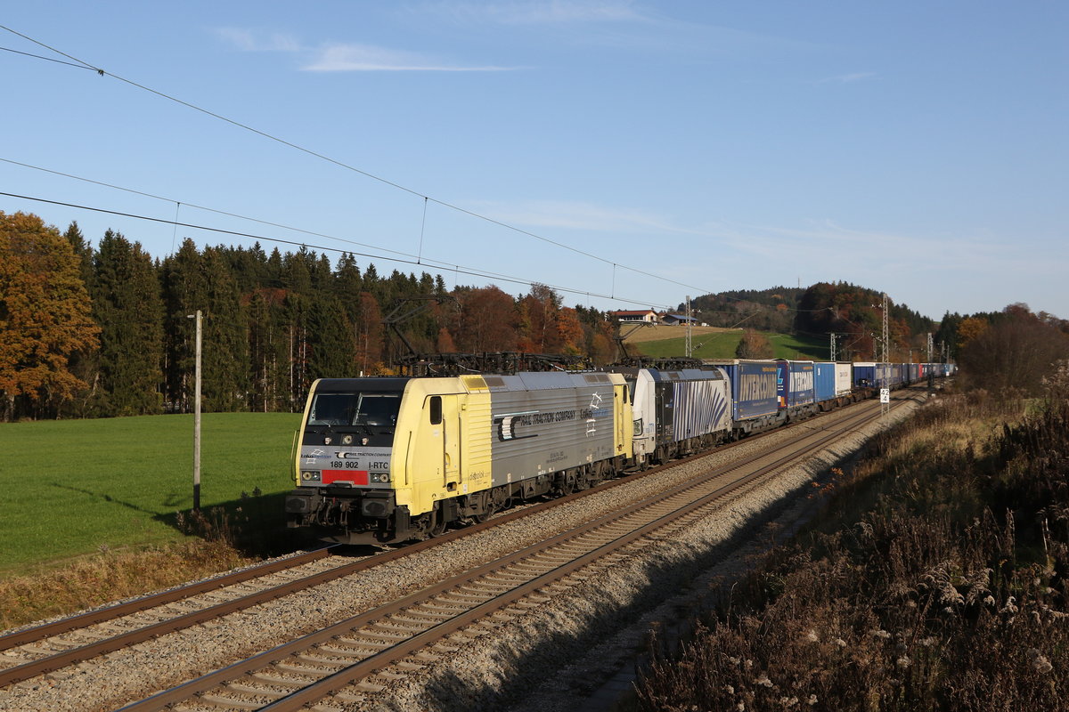189 902 & 193 771 mit dem  Intercombi  aus Salzburg kommend am 9. November 2020 bei Grabenst�tt.