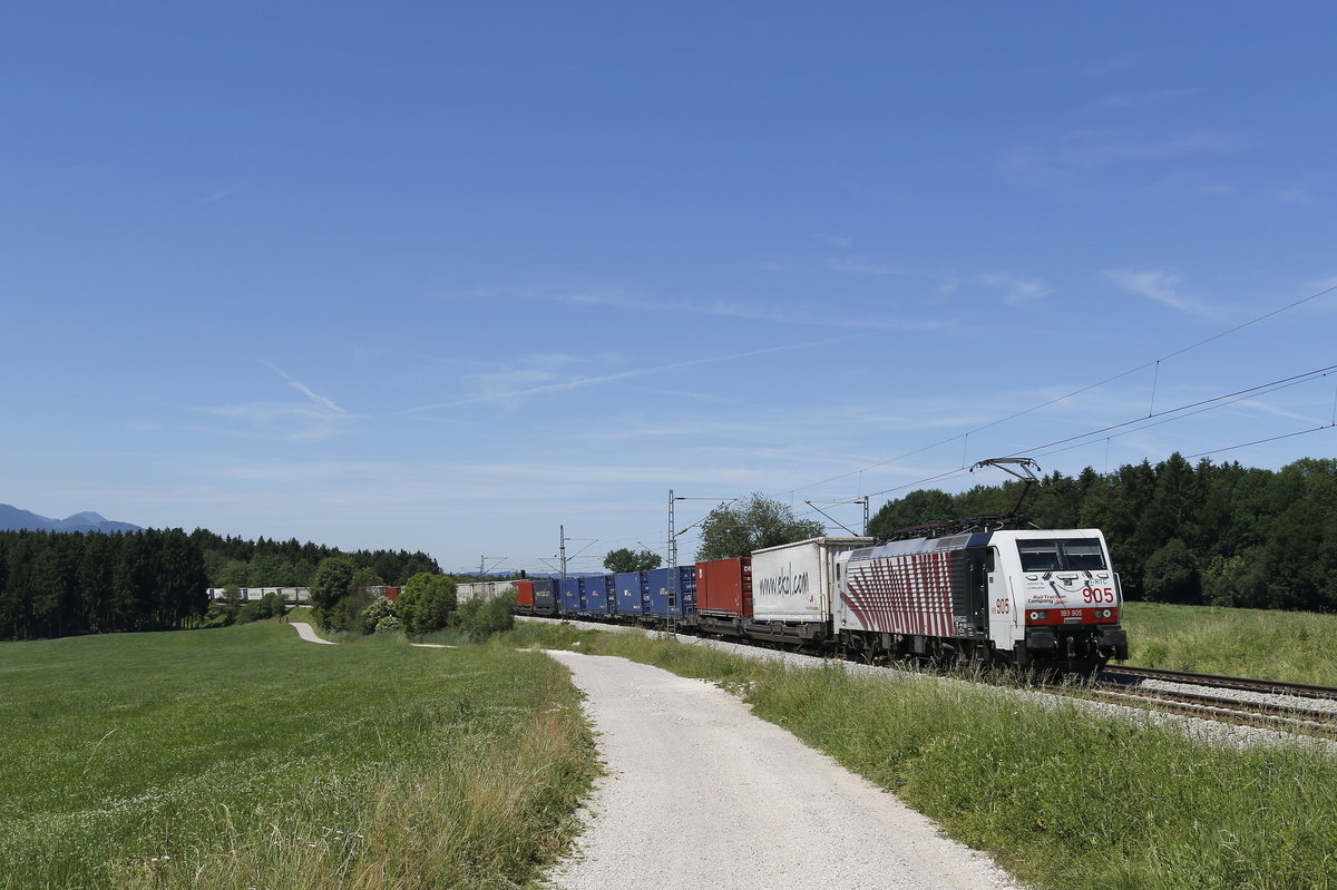 189 905 war am 11. Juni 2017 mit dem  Ekol -Zug bei Grabenst�tt in Richtung Salzburg unterwegs.