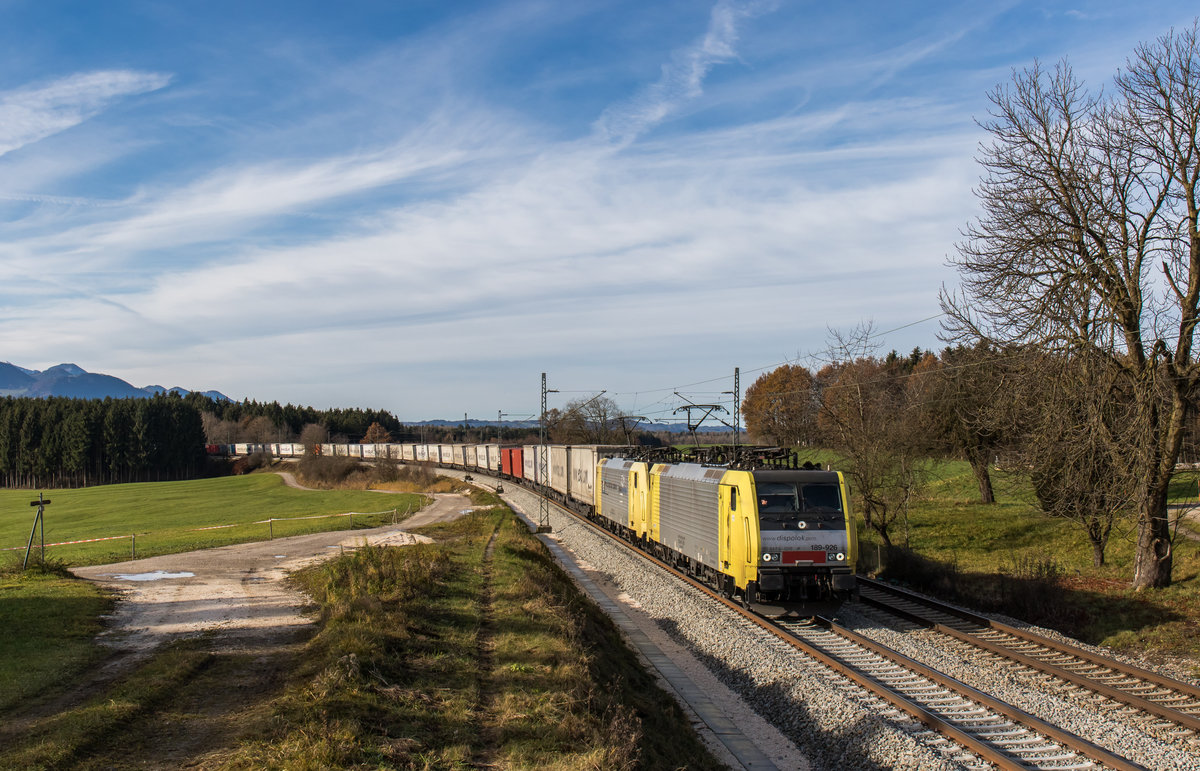 189 926 war am 20. November 2016 mit dem  Ekol -Zug bei Grabenst�tt in Richtung Freilassing unterwegs.