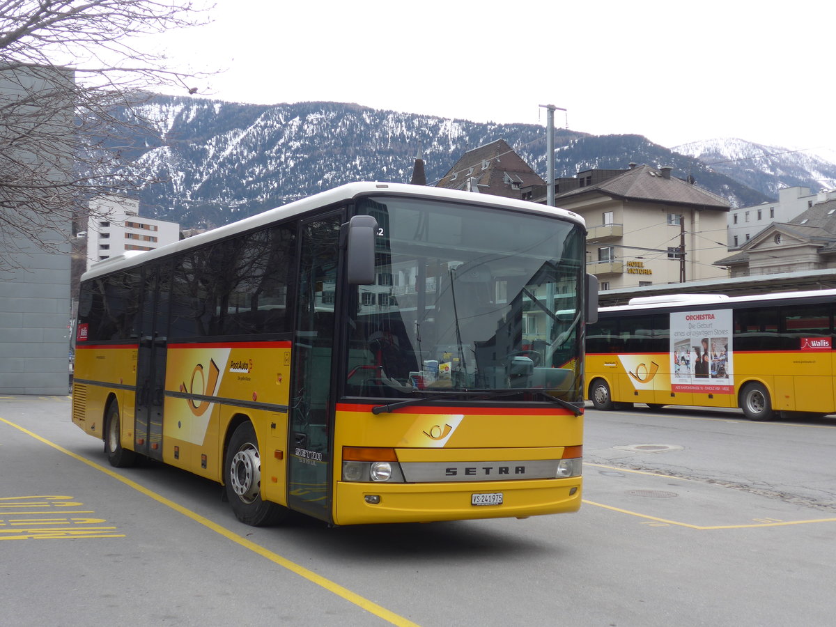 (189'043) - PostAuto Wallis - VS 241'975 - Setra am 3. Mrz 2018 beim Bahnhof Brig