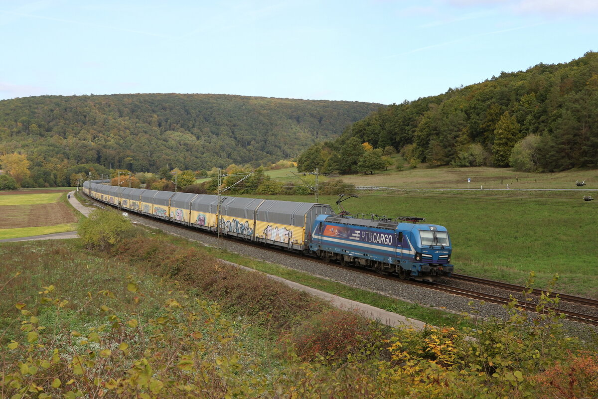 192 014 von  RTB Cargo  mit einem Autozug aus Gem�nden kommend am 11. August 2022 bei Harrbach am Main.