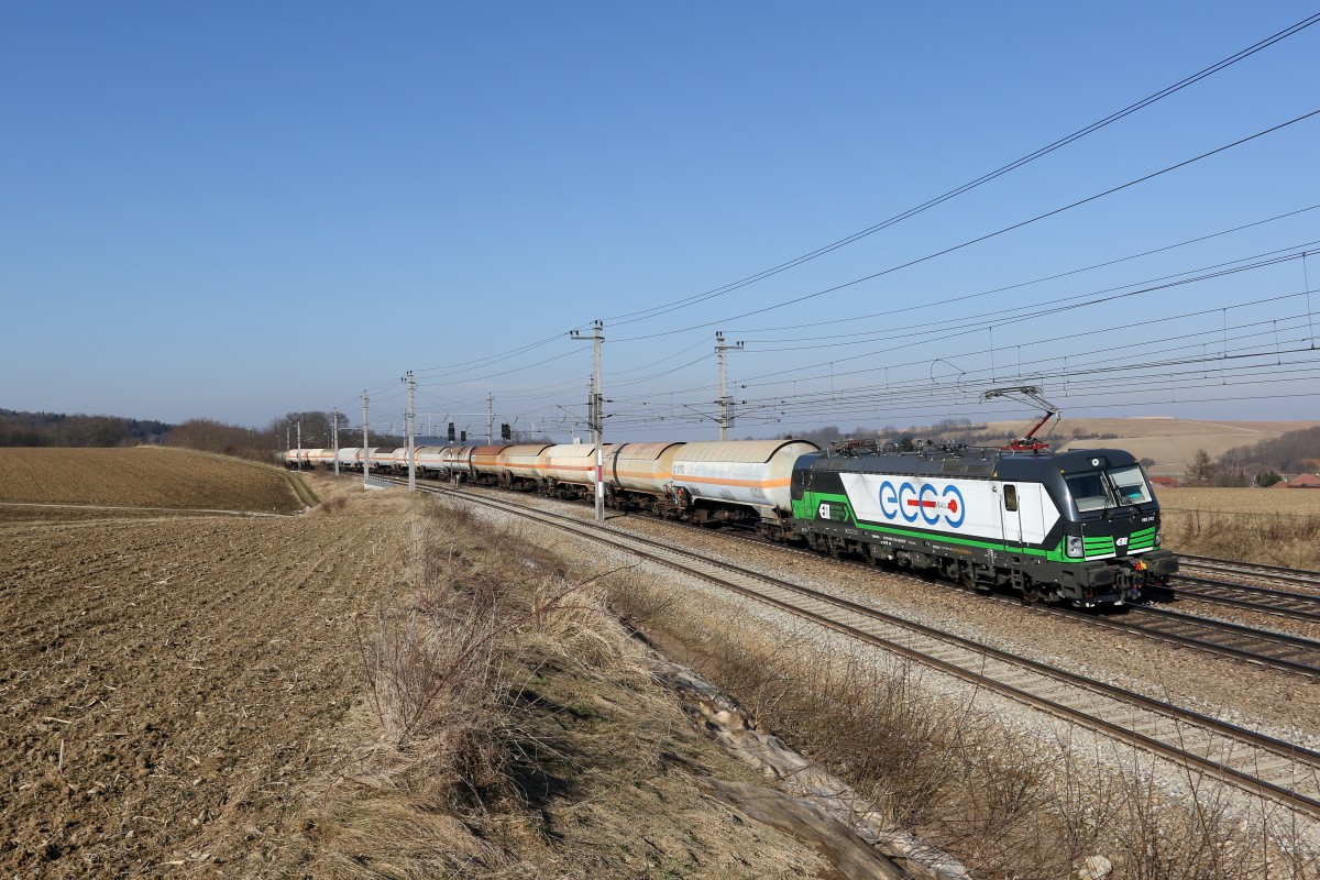 193 212 mit einem Kesselwagenzug am 21. Februar 2015 kurz vor B�heimkirchen.