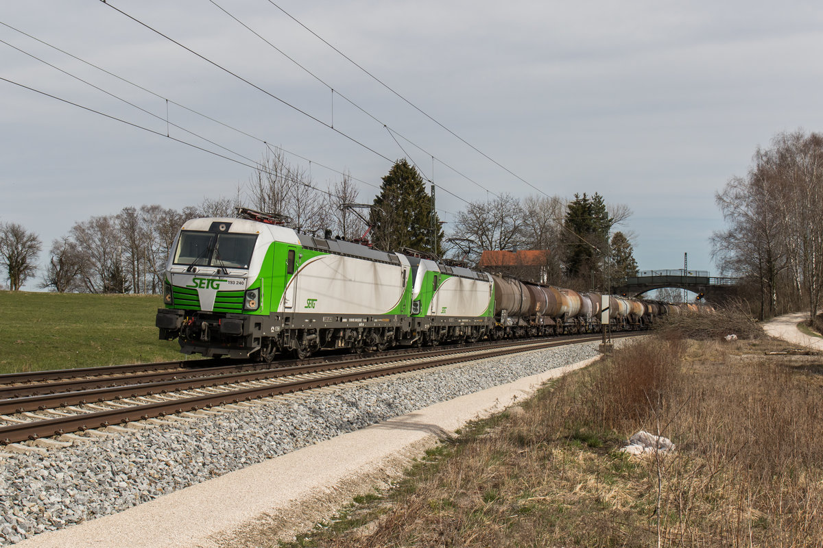193 240 und 193 821 aus Salzburg kommend am 27. M�rz 2016 bei �bersee am Chiemsee.