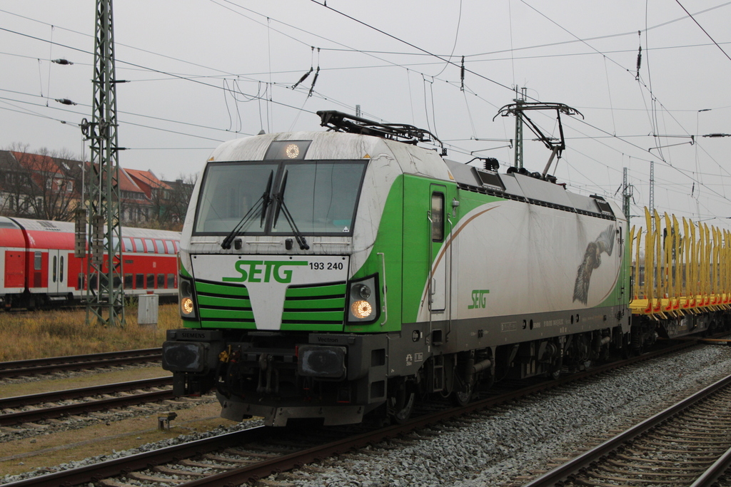 193 240-9 mit Holz-Leerzug von Stendal-Niedergörne nach Rostock-Bramow bei der Durchfahrt im Rostocker Hbf.12.12.2020